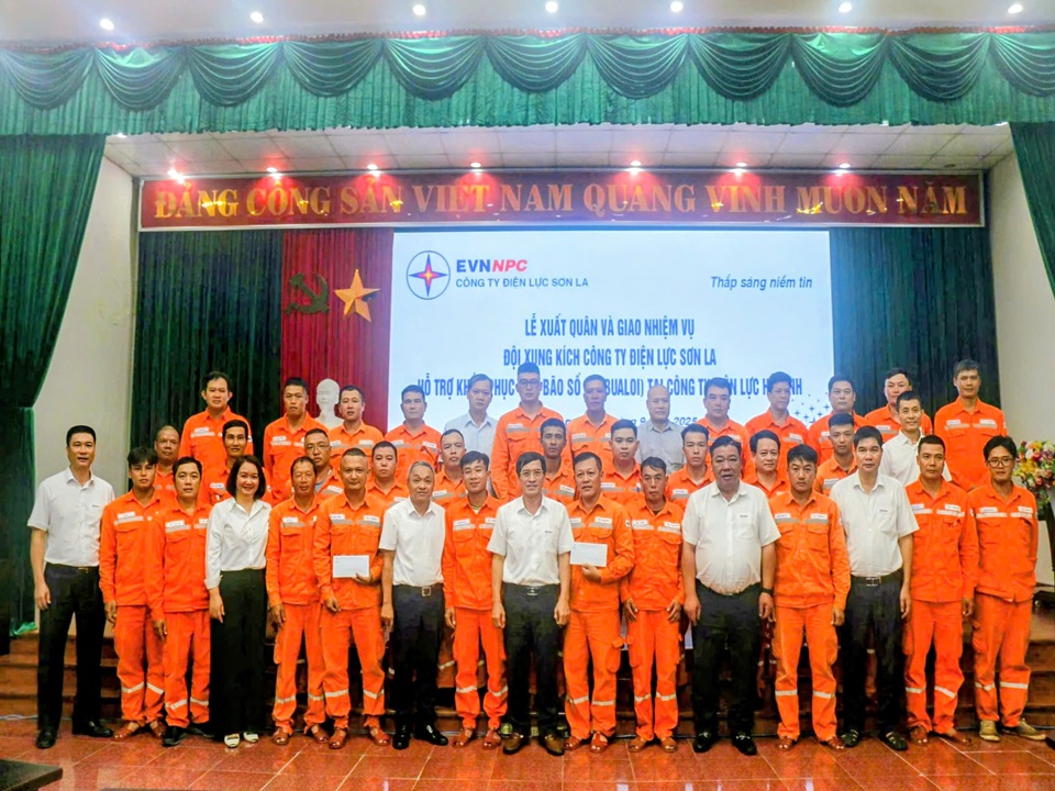 Công ty Điện lực Sơn La chi viện Công ty Điện lực Hà Tĩnh khắc phục sự cố do bão số 10